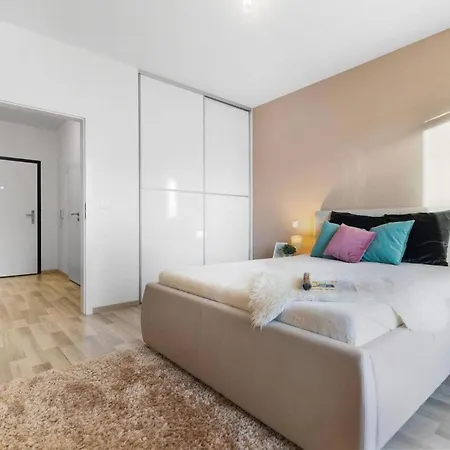 Sunflower - Modern Large Charming With Balcony Apartment