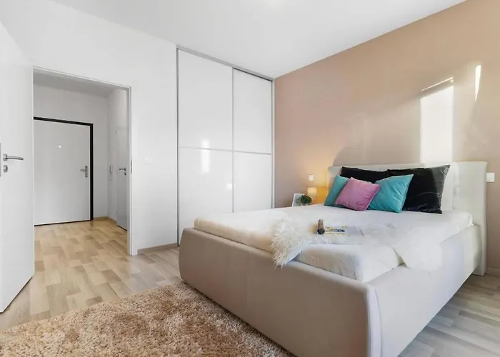 Sunflower - Modern Large Charming With Balcony Apartmán